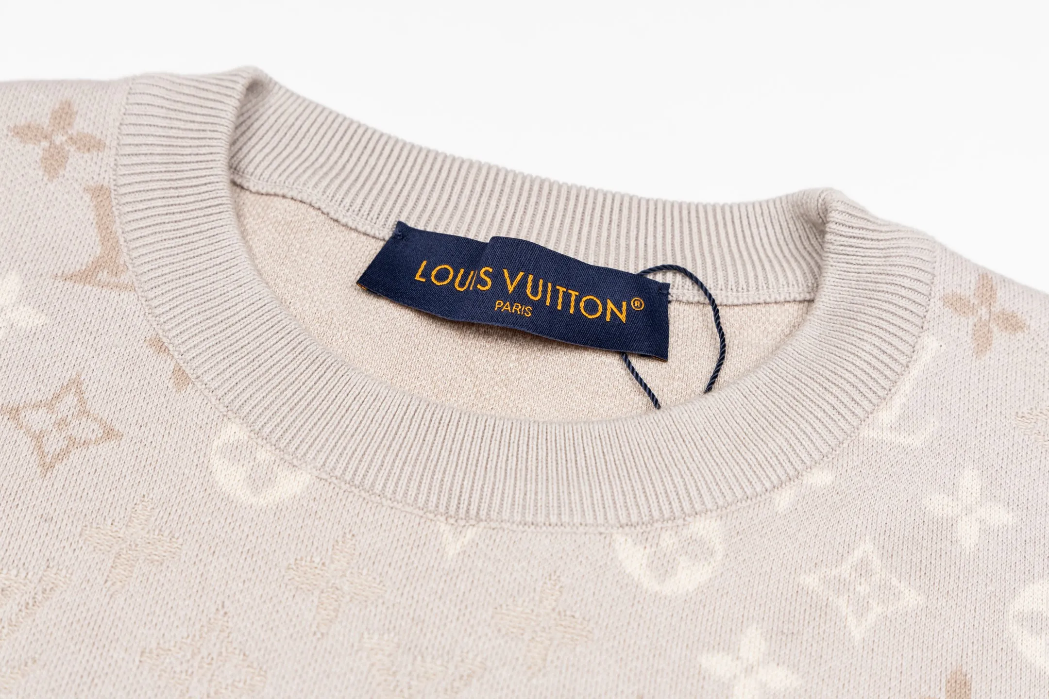 🅿️400 1v 26SS all-over letter gradient jacquard woolen short-sleeve. The original version was purchased for 9,545 and developed. The fabric is made of high-count cotton blended knitted fabric. The body uses intarsia jacquard technology to fully present the brand's iconic logo. Through the texture of apricot, light rice, and light brown yarns, the three-dimensional layering and soft gradient texture of the pattern are achieved. The neckline is trimmed with ribbing of the same color, taking into account elasticity and shaping effects; the short-sleeved sleeves are seamlessly knitted in one piece to reduce seam friction. The fabric is pre-shrunk to ensure it is not easily deformed after wearing, while retaining the breathability and drape of knitted materials. The overall process combines the brand's classic logo with comfortable knitting, and the stitch pitch error of each jacquard texture is controlled within 0.1mm, which not only highlights the exquisite details, but also adapts to the relaxed needs of daily wear. The overall wiring is straight and delicate, the fabric is comfortable and soft, and the color is consistent without color difference. It can be matched with the same style to create a fashionable look and control various occasions. Customized accessories, complete with three standards, the same style for men and women. Size:S-M-L-XL